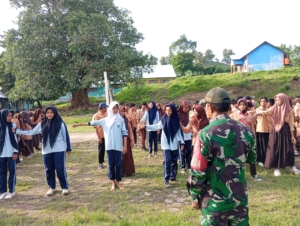 Babinsa Hadir di Sekolah, Sertu Nasrullah Latih PBB dan Tata Upacara di SMPN 2 Plampang