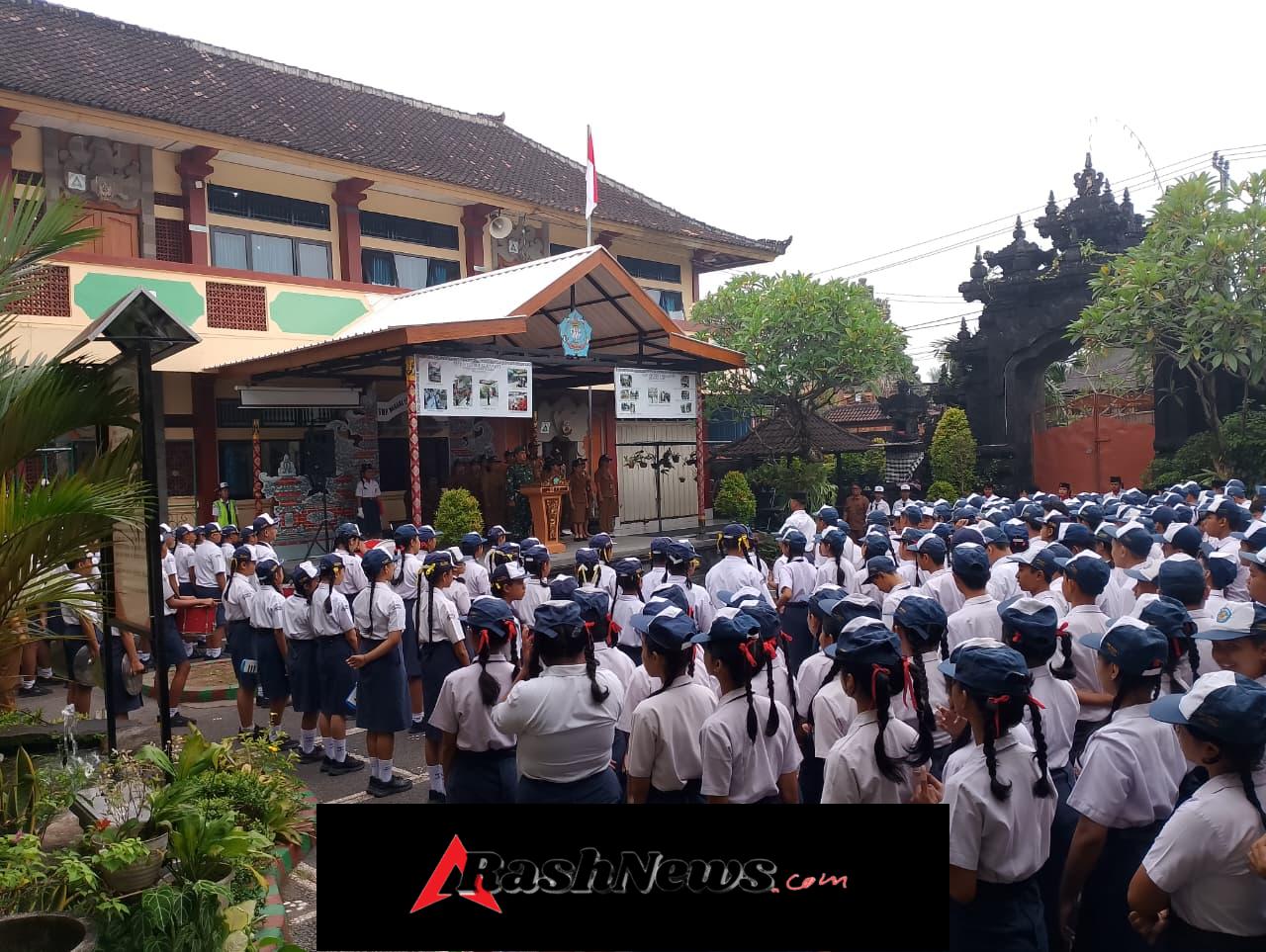 Bela Negara Sejak Dini, Danramil Sukawati Jadi Pembina Upacara di SMPN 1 Sukawati