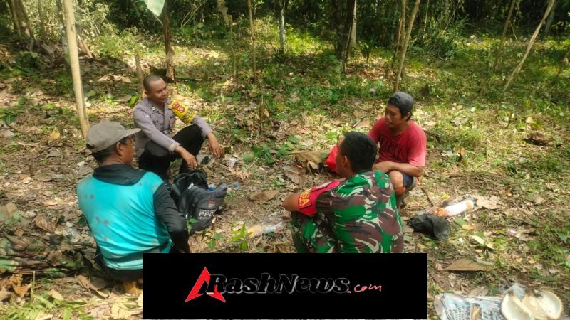 Kamtibmas Kondusif, Babinsa dan Bhabinkamtibmas Blimbingsari Kompak Sambangi Petani