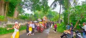 Komsos di Tengah Upacara Ngaben, Babinsa Sarimekar Perkuat Kemanunggalan TNI–Rakyat