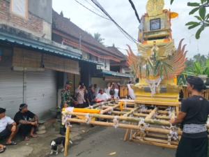 Babinsa Kelusa Bersama Bhabinkamtibmas Amankan Pelebon dan Ngaben di Tiga Banjar