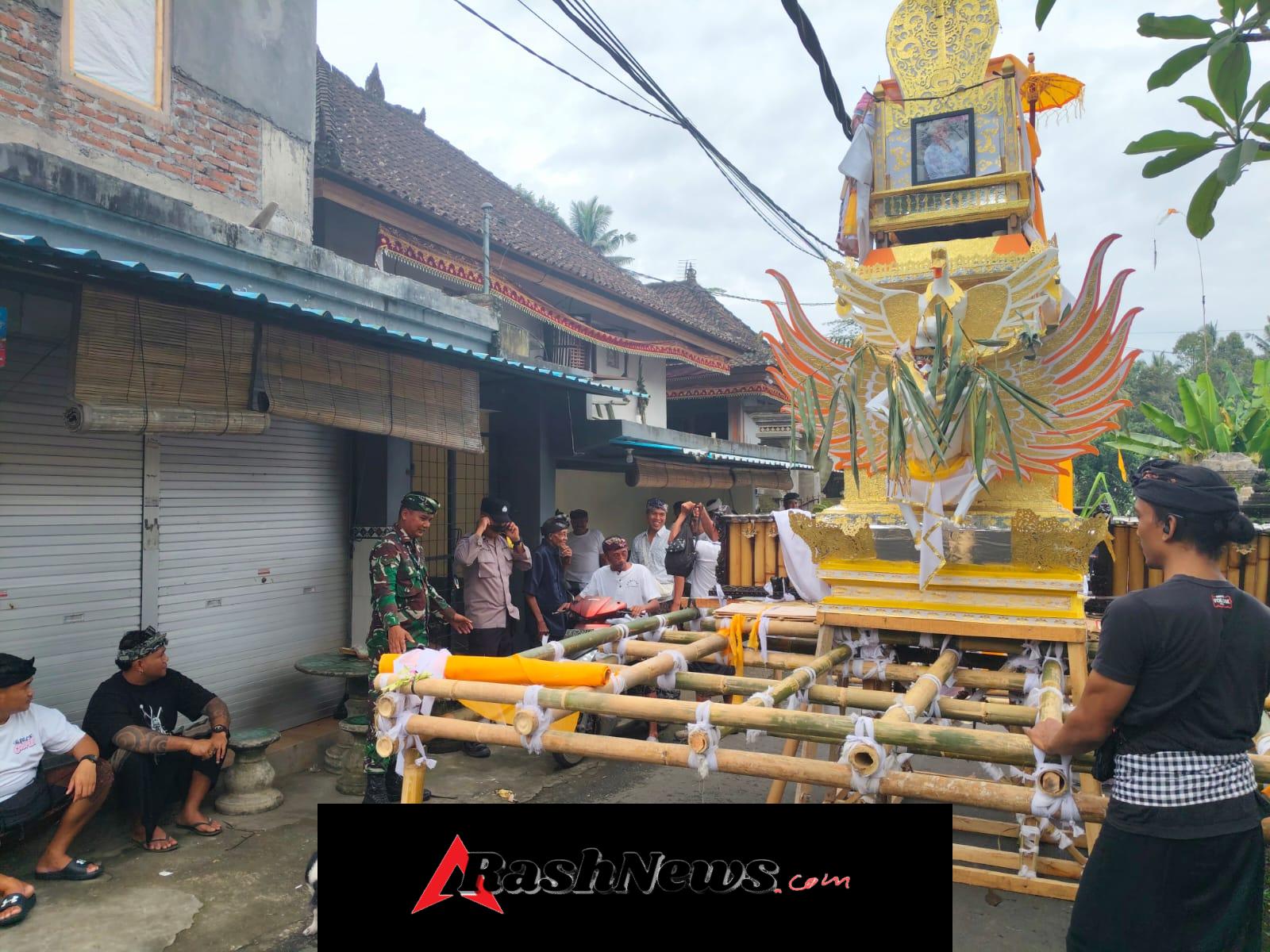 Babinsa Kelusa Bersama Bhabinkamtibmas Amankan Pelebon dan Ngaben di Tiga Banjar