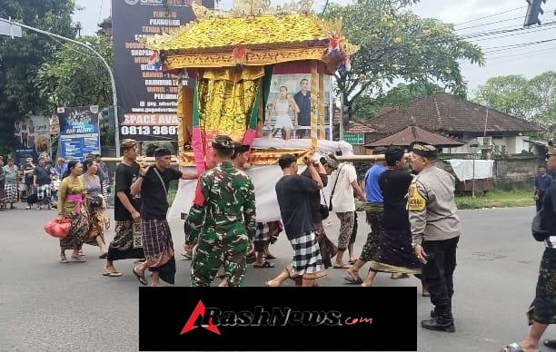 Babinsa Singakerta Hadir di Tengah Duka, Amankan Prosesi Penguburan Warga