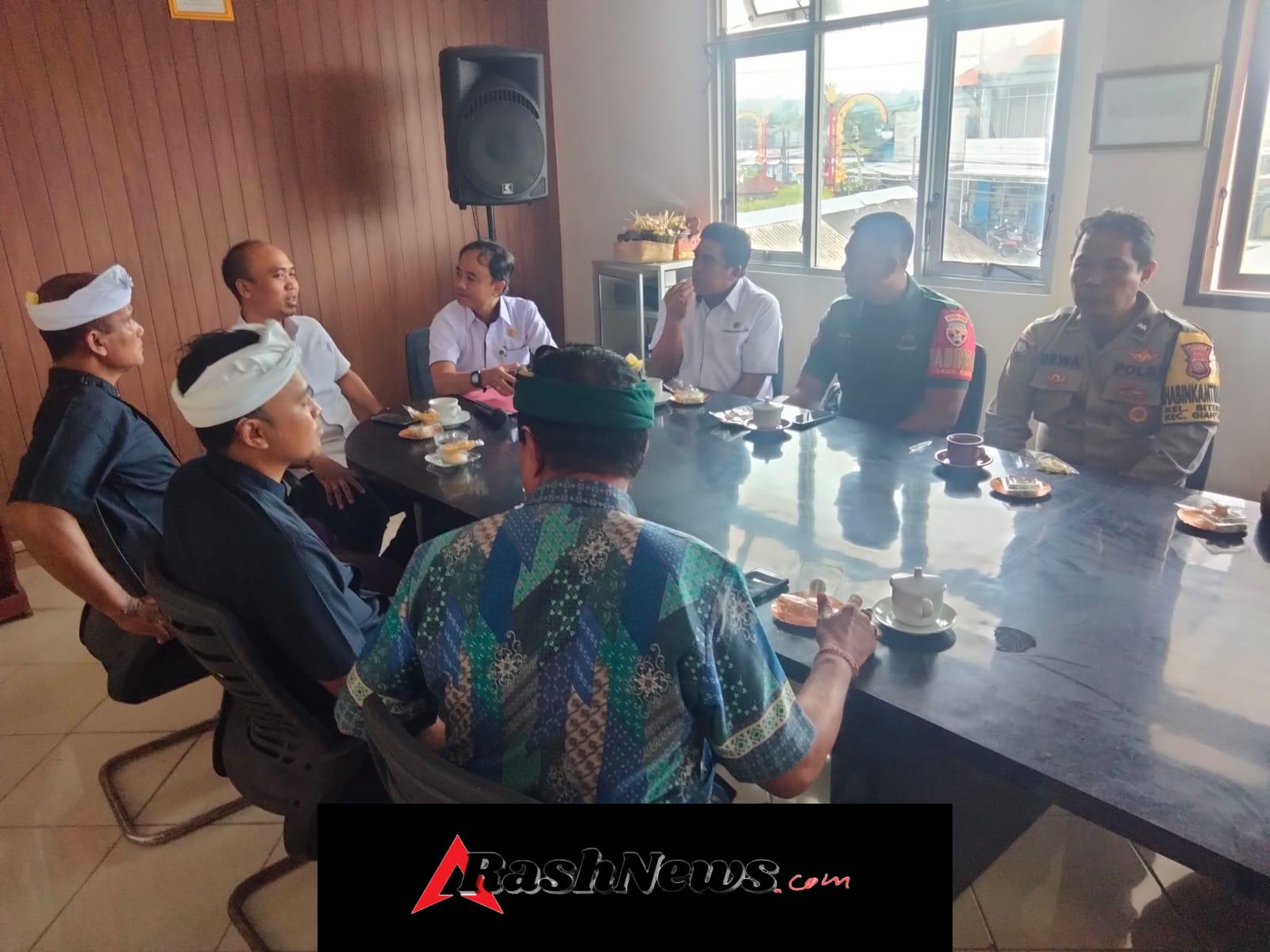 Dukung Stabilitas Wilayah, Babinsa Bitera Hadiri Pengukuhan Aparatur Lingkungan