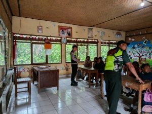 Kunjungan Edukatif TNI-Polri Bentuk Generasi Berkarakter di Desa Wanagiri