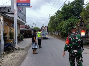 Sinergi TNI Dukung Kelestarian Tradisi, Sertu Nyoman Dayuh Pastikan Upacara Melasti Desa Adat Sebunibus Berjalan Aman Dan Lancar