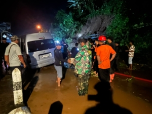 TNI Hadir di Tengah Warga, Danramil Tegallalang Dampingi Penanganan Longsor Tutup Jalan Ceking