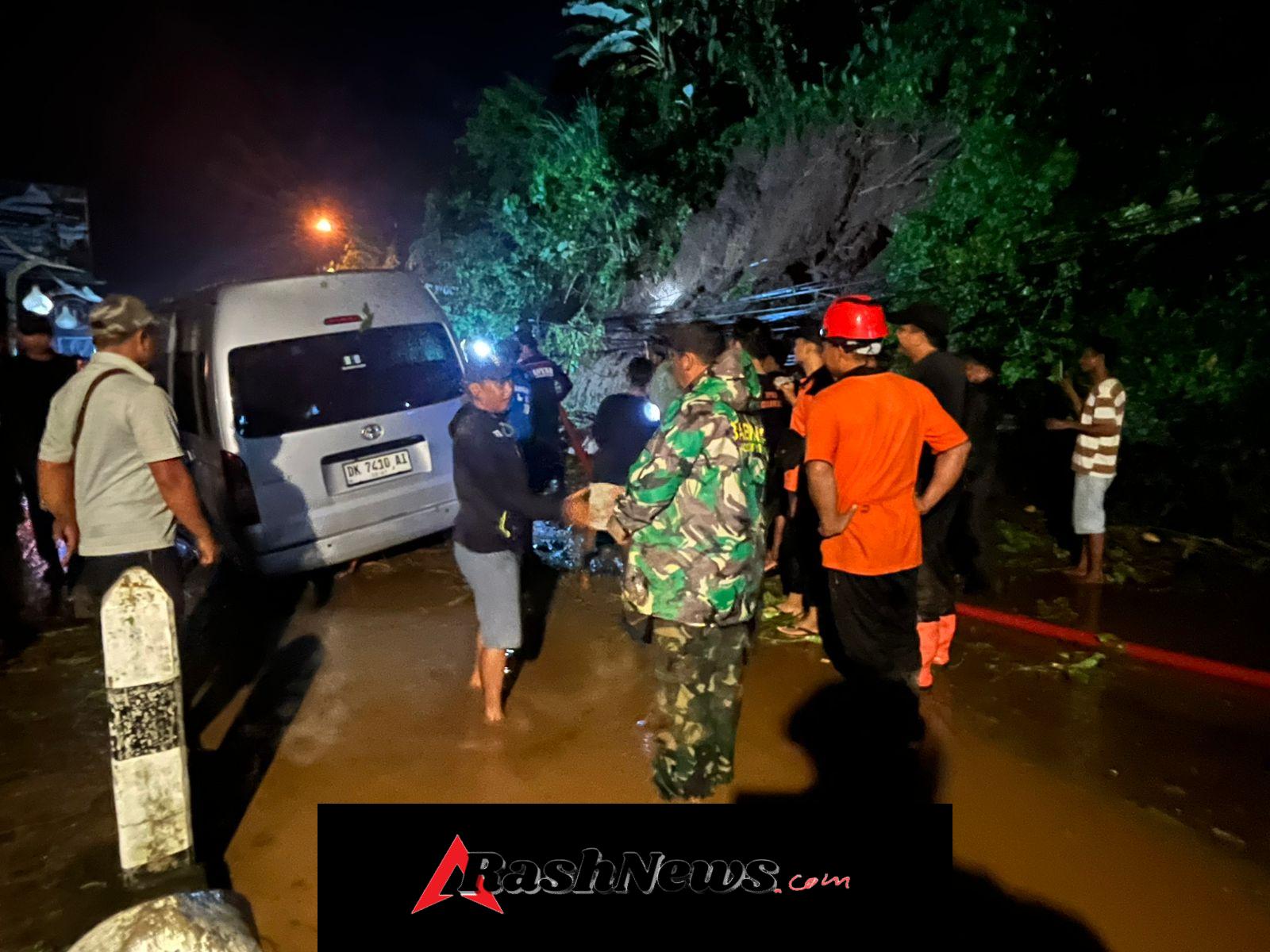 TNI Hadir di Tengah Warga, Danramil Tegallalang Dampingi Penanganan Longsor Tutup Jalan Ceking