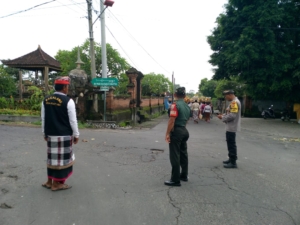 Peran Aktif Babinsa Saba Dukung Pelestarian Adat dan Budaya Lewat Pengamanan Upacara Keagamaan