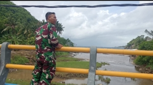 Antisipasi Bencana, Babinsa Sakti Patroli Titik Rawan Bencana Di Obyek Wisata Crystal Bay