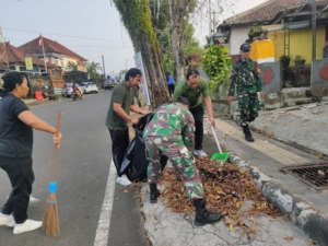 Wujudkan Lingkungan Sehat, Babinsa Pekutatan Bersama Instansi Terkait Bersihkan Area Pasar Senggol