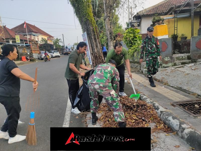 Wujudkan Lingkungan Sehat, Babinsa Pekutatan Bersama Instansi Terkait Bersihkan Area Pasar Senggol