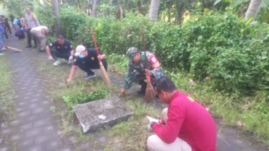 Babinsa Beratan Dampingi Gerakan Bersih Sampah, Ciptakan Lingkungan Sehat dan Asri
