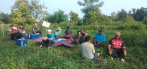 Tingkatkan Stok Pangan Desa, Babinsa dan Perangkat Desa Gerokgak Turun Langsung Panen Bawang Merah