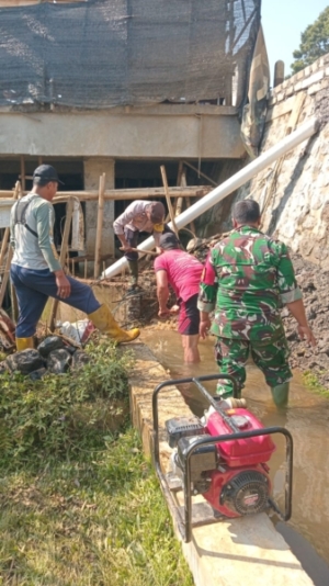 Sinergi Aparat dan Masyarakat, Sungai Subak Pakel Tegallalang Dibersihkan dari Material Longsor