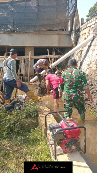 Sinergi Aparat dan Masyarakat, Sungai Subak Pakel Tegallalang Dibersihkan dari Material Longsor