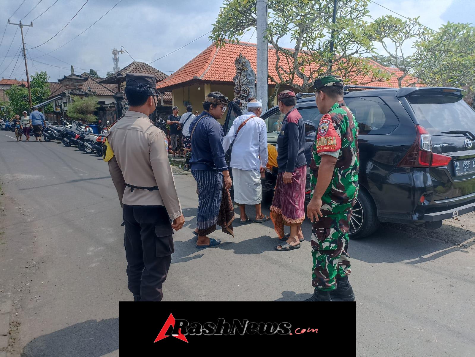 Babinsa Pejeng Kawan Jaga Ketertiban Upacara Adat Ngurugin di Banjar Tatiapi