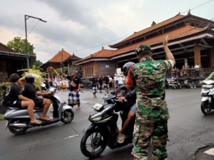 Dukung Pelestarian Adat Bali, Babinsa Medahan Amankan Tradisi Mepeed