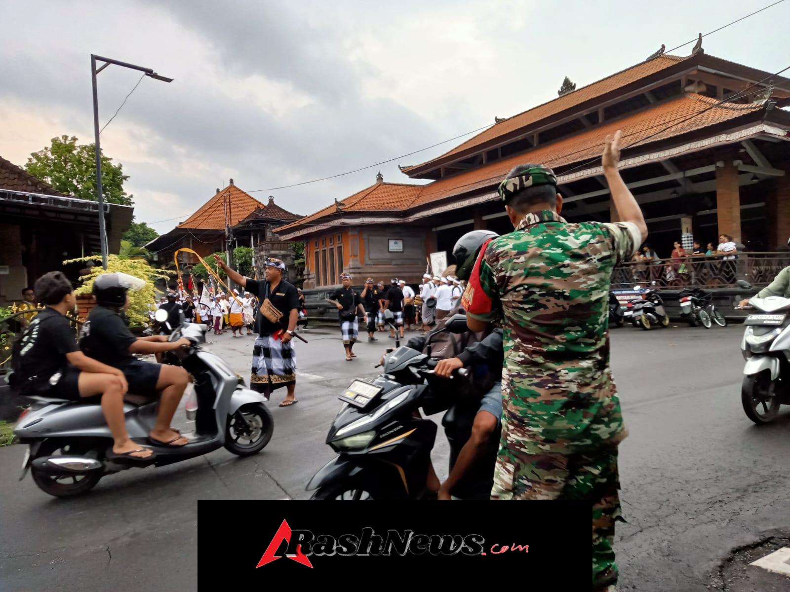 Dukung Pelestarian Adat Bali, Babinsa Medahan Amankan Tradisi Mepeed