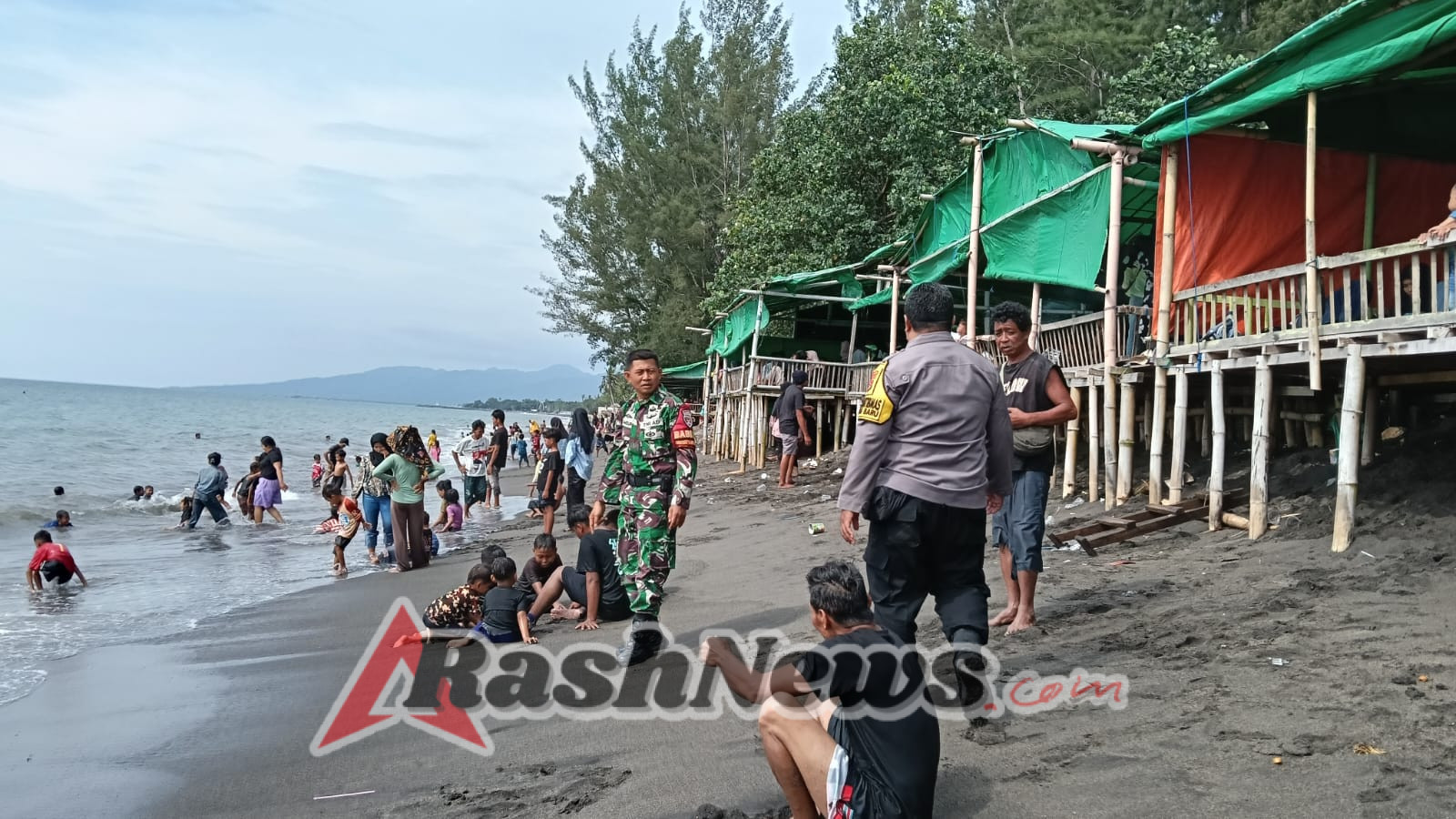 Aparat Humanis Jaga Pantai Saat Libur Sekolah
