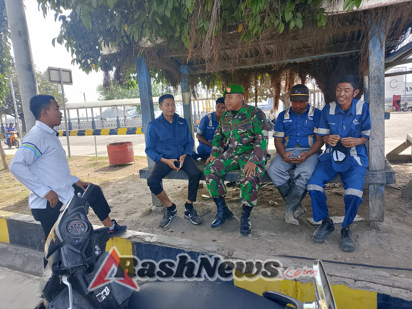 TNI Hadir di Tengah Masyarakat, Pelabuhan Poto Tano Aman di Awal Tahun