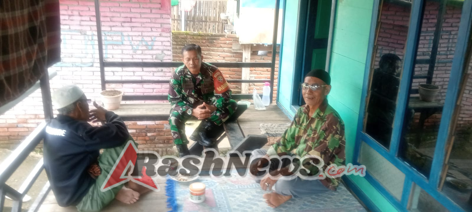 Melalui Komsos, Babinsa Lamusung Ingatkan Warga Pentingnya Kebersihan Rumah