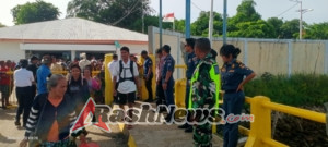 Babinsa Kodim 1627/Rote Ndao Amankan Keberangkatan KM Garda Maritim 3 di Pelabuhan Pantai Baru