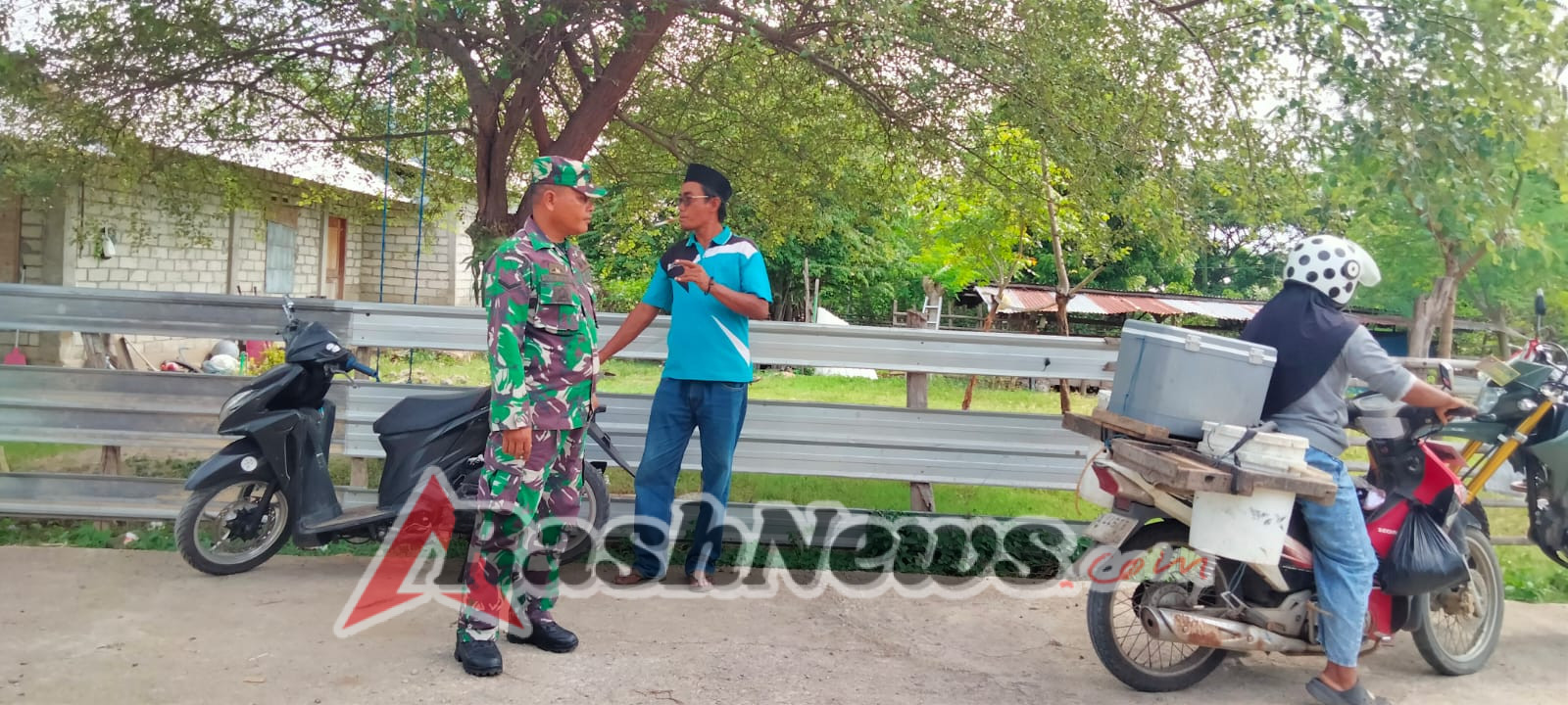 Babinsa Poto Tano Hadir di Tengah Masyarakat, Ciptakan Situasi Desa Aman dan Kondusif