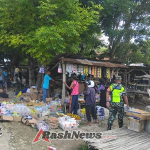 Ciptakan Pasar Bersih dan Kondusif, Babinsa Pantau Kegiatan Pasar Rakyat Batutua