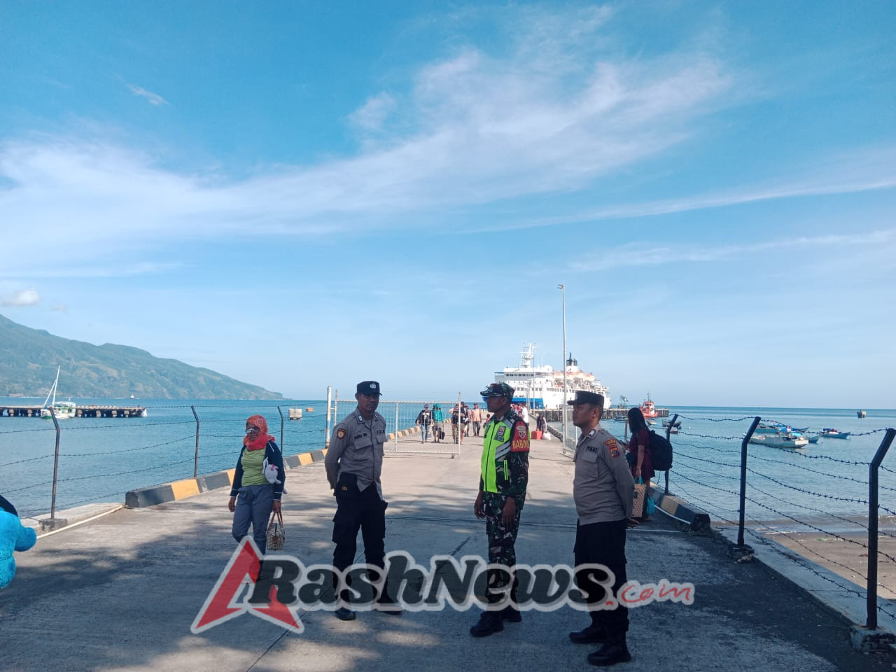 TNI AD Melalui Babinsa Hadir Amankan Aktivitas Kapal KM Binaiya di Pelabuhan IPPI