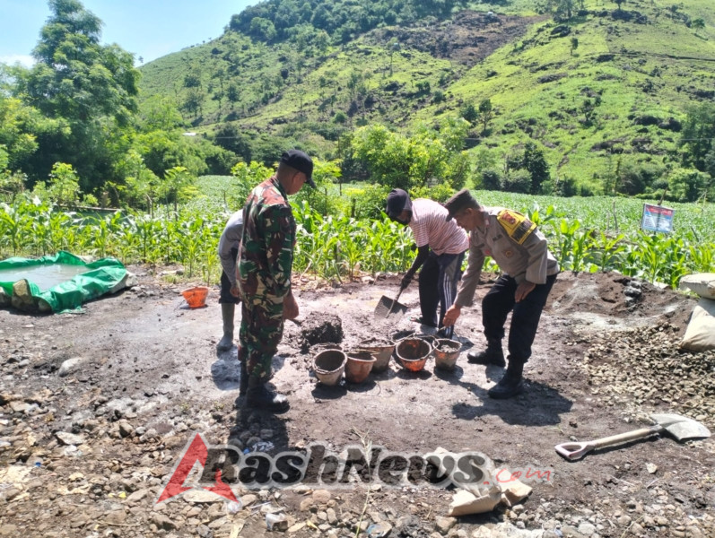 Babinsa Koramil Dompu Ajak Warga Jaga Kamtibmas Saat Gotong Royong Jembatan