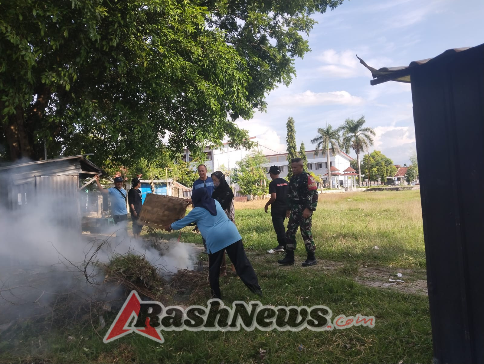 Babinsa Karijawa Dorong Kepedulian Lingkungan dan Kamtibmas Lewat Komsos