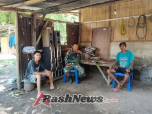 Pererat Kemanunggalan TNI–Rakyat, Babinsa Maurole Lakukan Komsos di Kotabaru