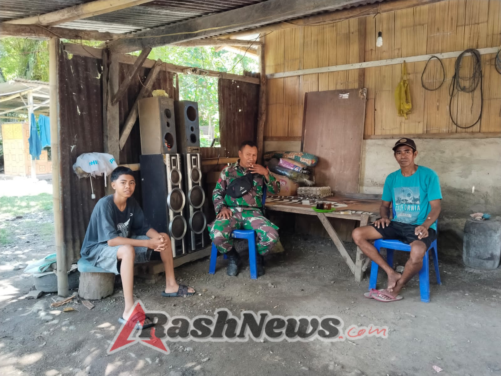 Pererat Kemanunggalan TNI–Rakyat, Babinsa Maurole Lakukan Komsos di Kotabaru