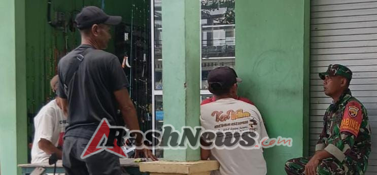 ‎Babinsa Wanasaba Lauk Laksanakan Komsos, Himbau Warga Jaga Kesehatan, Kebersihan dan Keamanan Lingkungan