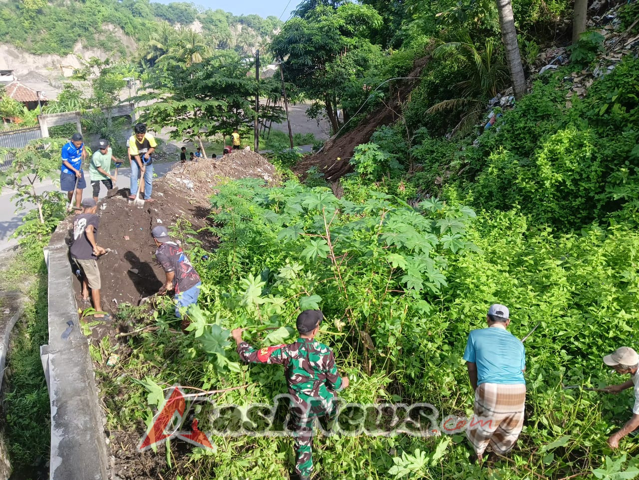 ‎Babinsa Tembeng Putik Bersama Warga Laksanakan Gotong Royong di Dusun Lengkok Lendang