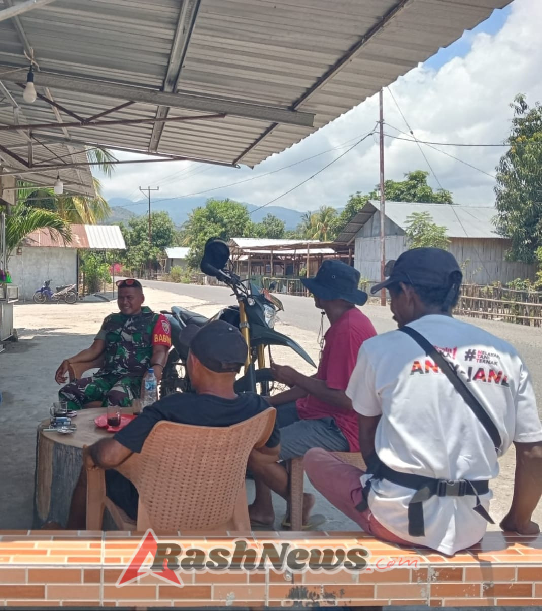 Pemantauan Keamanan Wilayah dan Komsos, Babinsa Niranusa Pastikan Desa Aman dan Tertib