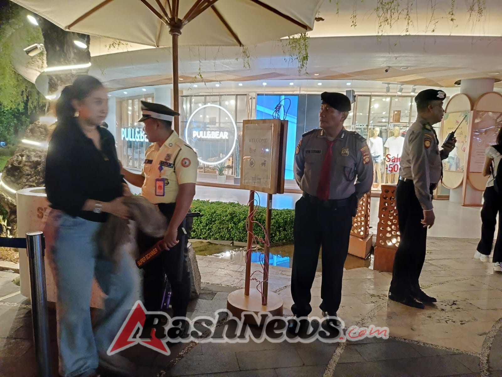 Intensifkan Patroli Dialogis Unit Wisata Sat Pamobvit Polresta Denpasar Jaga Keamanan di Kawasan Pantai Kuta