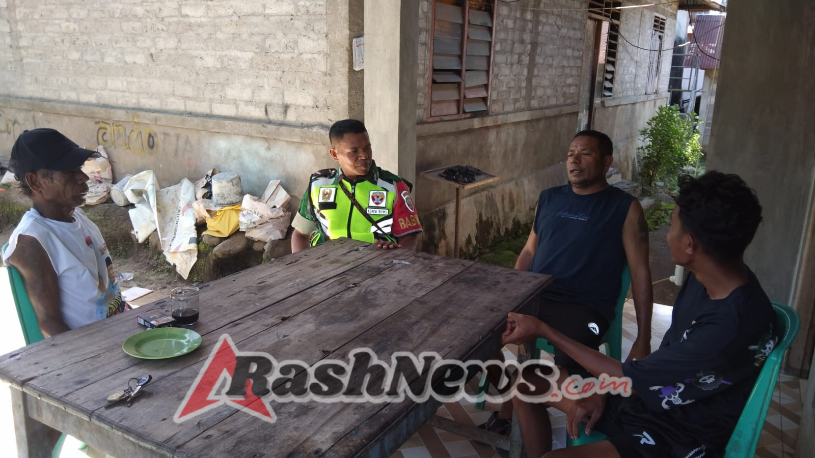 Masyarakat Sambut Antusias Kehadiran Babinsa, Keamanan dan Ketertiban Terjaga di Desa Detupera