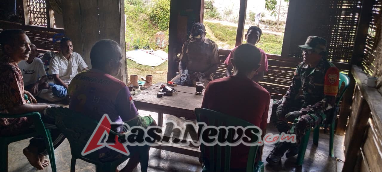 Akselerasi Komsos, Babinsa Lembor Serap Aspirasi Warga di Dusun Nangka