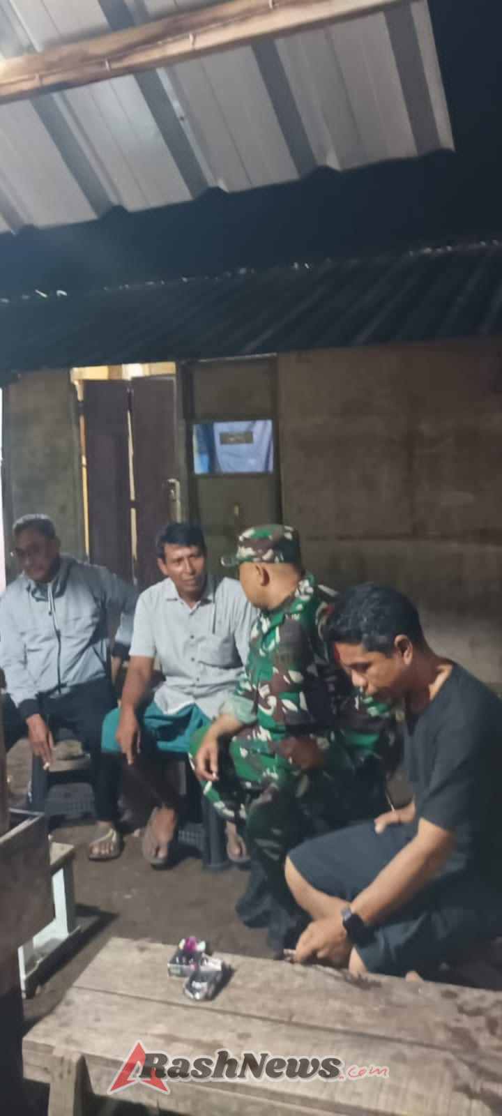 Ciptakan Situasi Kondusif,  Babinsa Koramil Sekongkang Laksanakan Patroli Malam