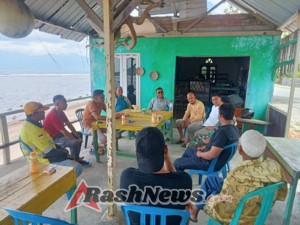 Melalui Komsos, Babinsa Desa Tuananga Dorong Lingkungan Aman dan Kondusif