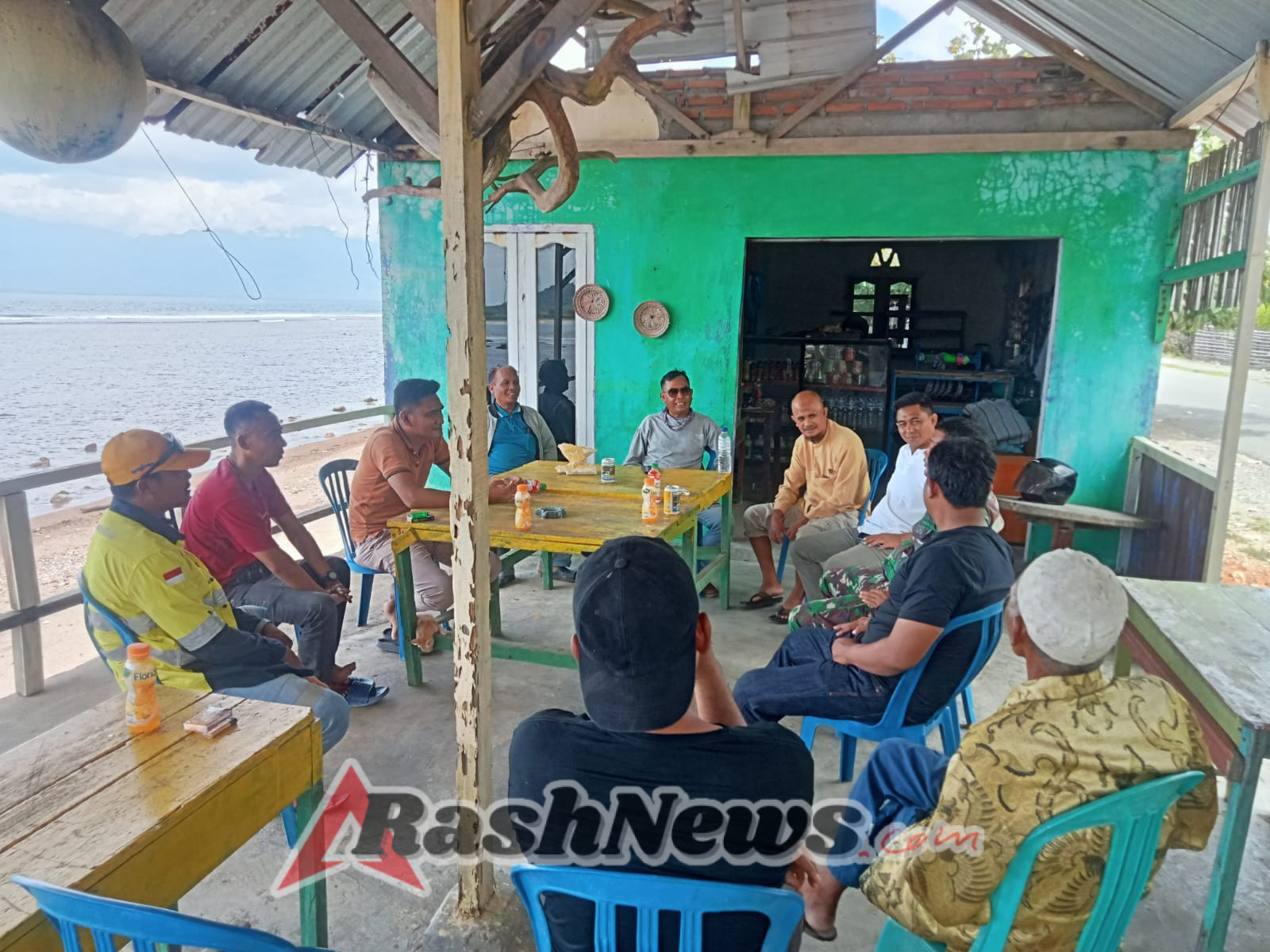 Melalui Komsos, Babinsa Desa Tuananga Dorong Lingkungan Aman dan Kondusif