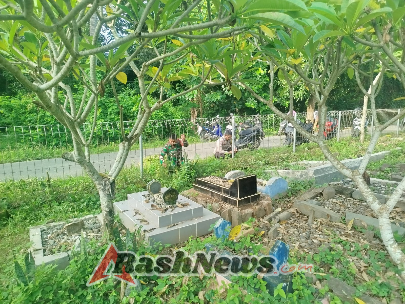 Perkuat Kemanunggalan TNI-Rakyat, Babinsa Menala Gotong Royong di TPU