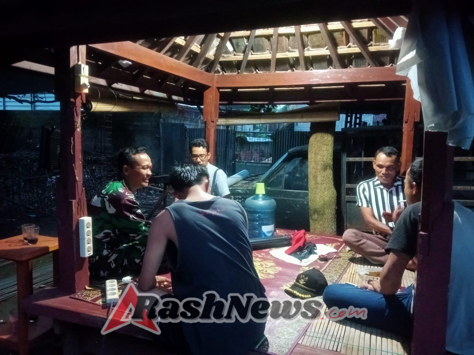 ‎Babinsa Rensing Laksanakan Patroli Kongkow-kongkow, Himbau Warga Waspada Penipuan Online