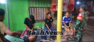 Babinsa Koramil Manggelewa Aktif Lakukan Patroli Malam di Dusun Permata Hijau