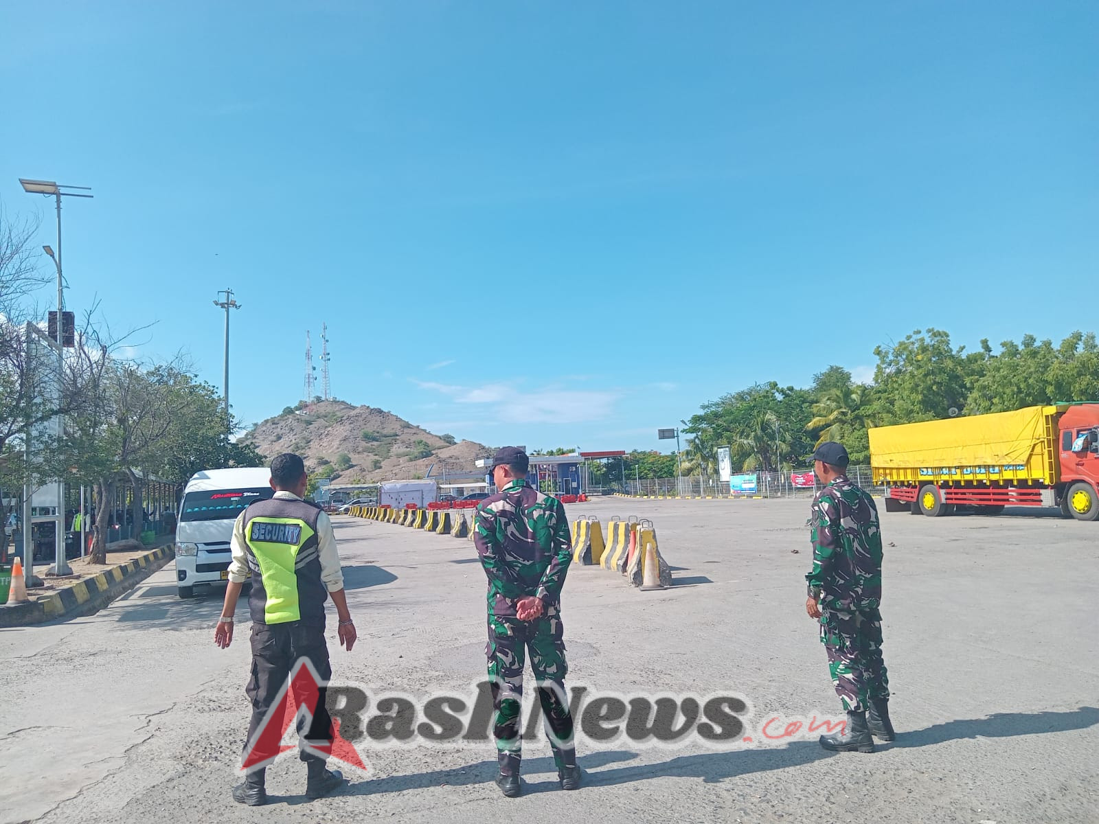 Pengamanan Pelabuhan Poto Tano oleh Babinsa  Berjalan Aman dan Tertib