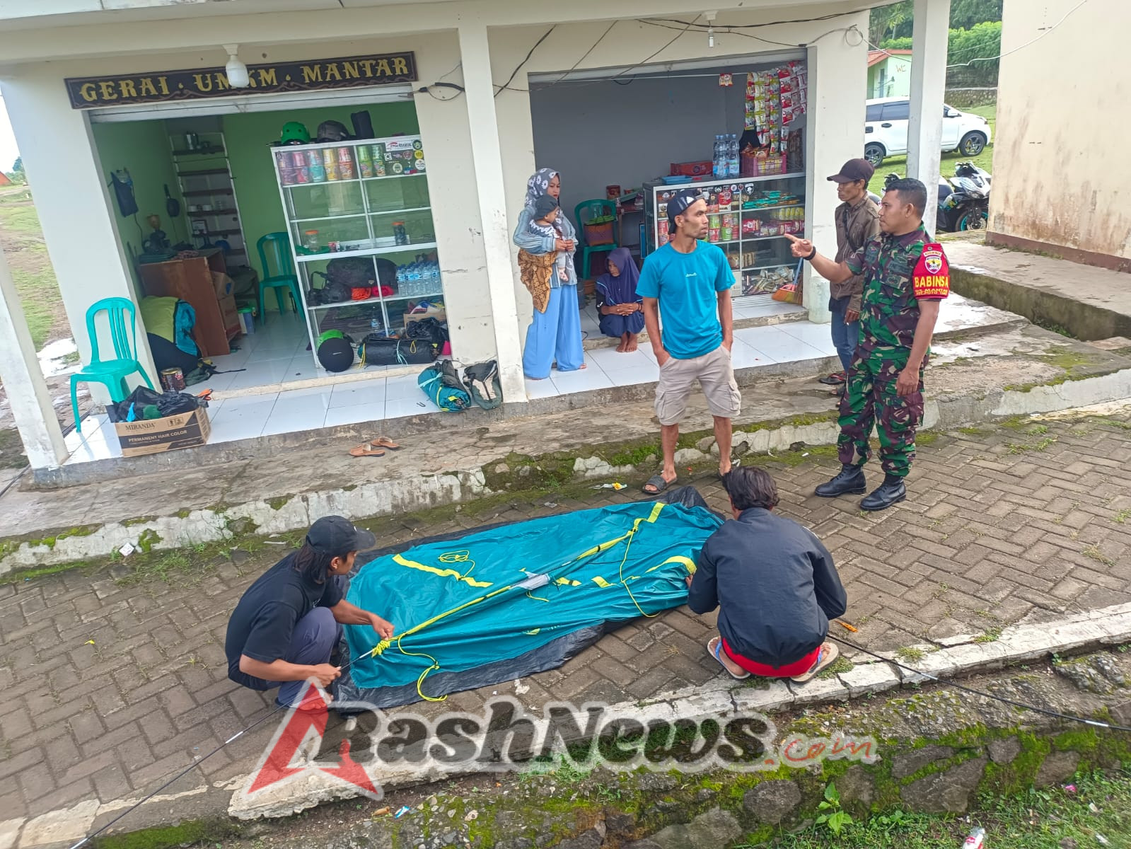 Babinsa Koramil 1628-04/Poto Tano Pantau Situasi Keamanan Desa Binaan