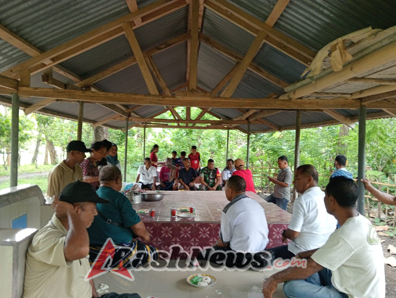 Babinsa Sertu Donatus Kiri Ajak Warga Desa Woloau Jaga Keamanan dan Kebersihan Lingkungan