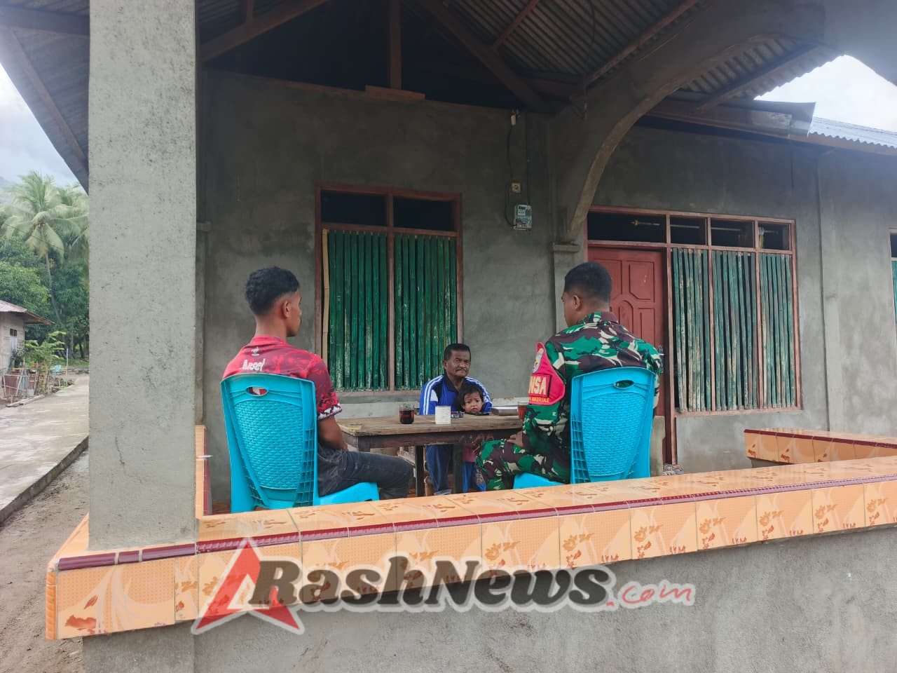 Babinsa Imbau Warga Desa Detumbewa Waspada Cuaca dan Jaga Keamanan Lingkungan